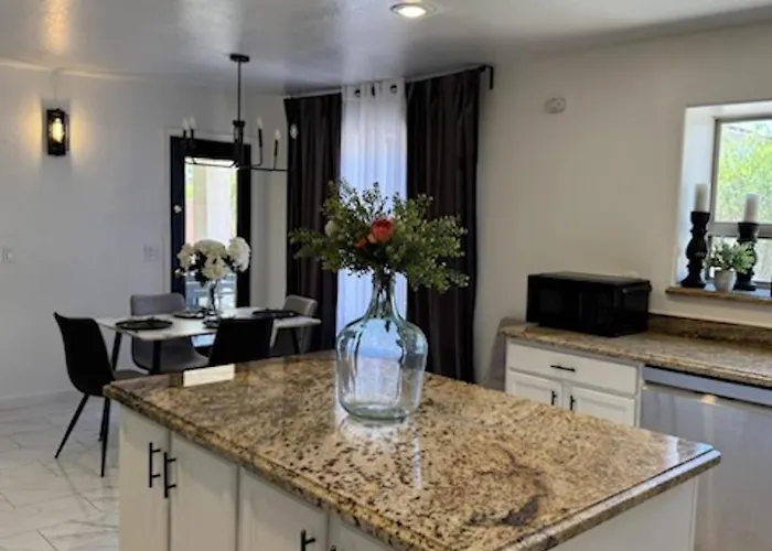 Holiday home 7br Sleeps 16 Pool Games Bbq Family Friends Corporate Teams Retreat Goodyear